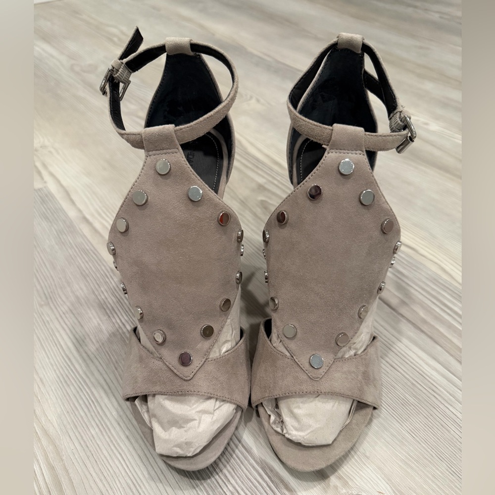 KENDALL & KYLIE Women’s Suede Wedge Sandal Heels. Size 7.5. Grey. Grommets. EUC - Picture 8 of 9